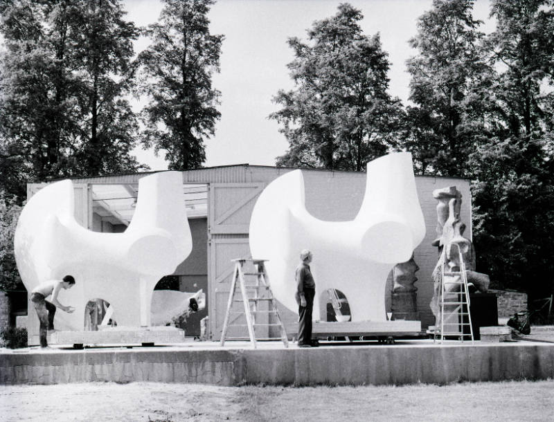 Derek Howarth, Ron Robertson Swann (hidden) and Moore with a duplicate plaster of 'Three Way Pi…