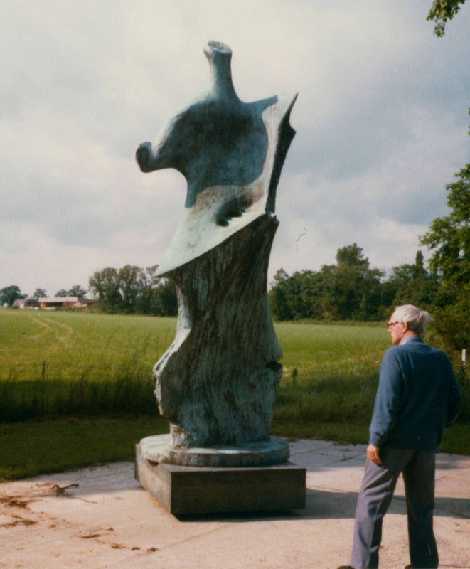 Henry Moore with a cast of LH 482a at Perry Green in 1978