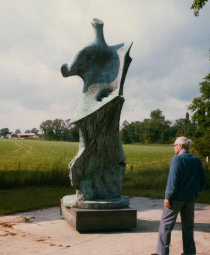 Henry Moore with a cast of LH 482a at Perry Green in 1978